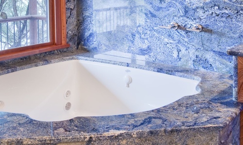 Гранит AZUL BAHIA в интерьере ванной